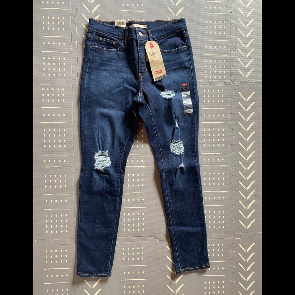 NWT! Levi’s shaping skinny.